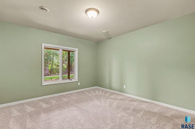 5800 S Deer Park Dr Drive, Sioux Falls, SD 57108