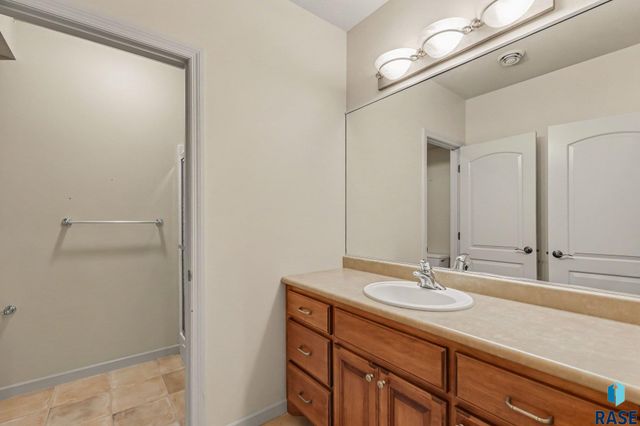 5800 S Deer Park Dr Drive, Sioux Falls, SD 57108