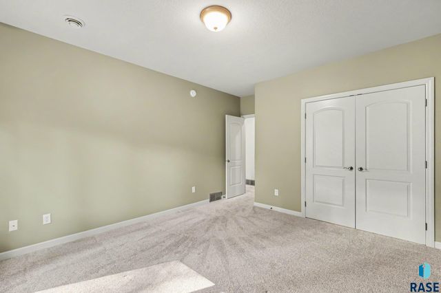 5800 S Deer Park Dr Drive, Sioux Falls, SD 57108