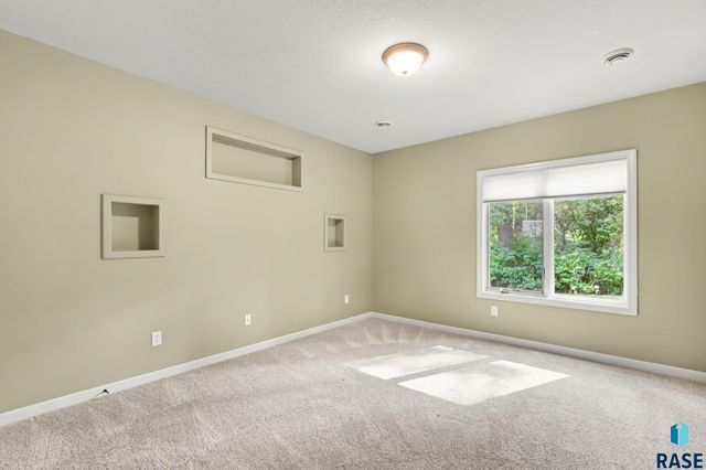 5800 S Deer Park Dr Drive, Sioux Falls, SD 57108