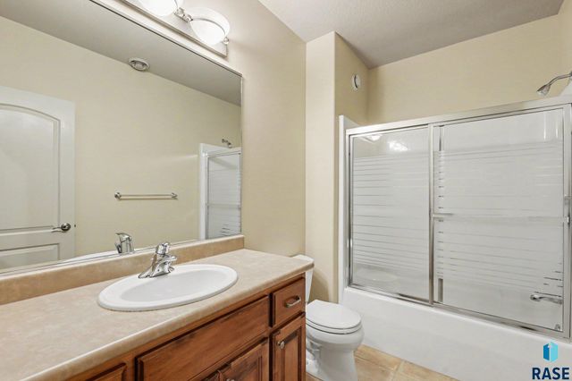 5800 S Deer Park Dr Drive, Sioux Falls, SD 57108