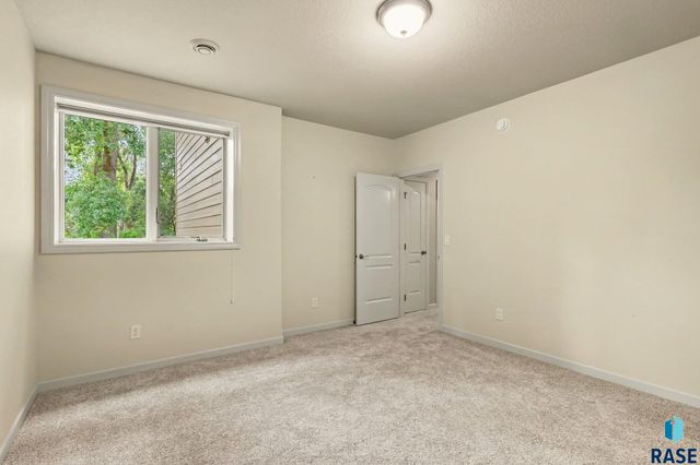 5800 S Deer Park Dr Drive, Sioux Falls, SD 57108