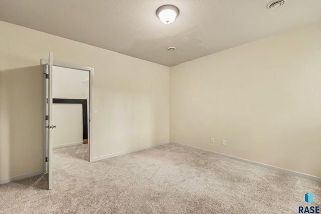 5800 S Deer Park Dr Drive, Sioux Falls, SD 57108