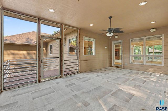 5800 S Deer Park Dr Drive, Sioux Falls, SD 57108