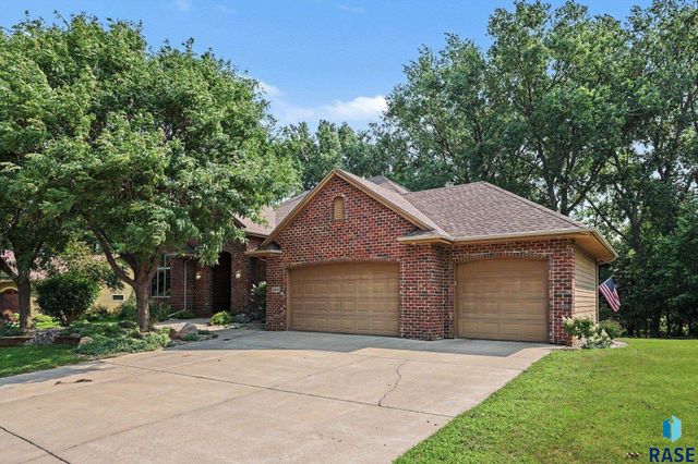 5800 S Deer Park Dr Drive, Sioux Falls, SD 57108