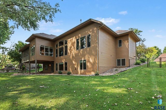 5800 S Deer Park Dr Drive, Sioux Falls, SD 57108