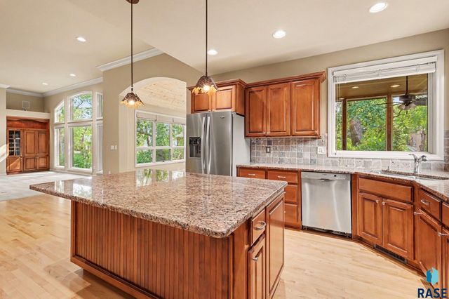 5800 S Deer Park Dr Drive, Sioux Falls, SD 57108