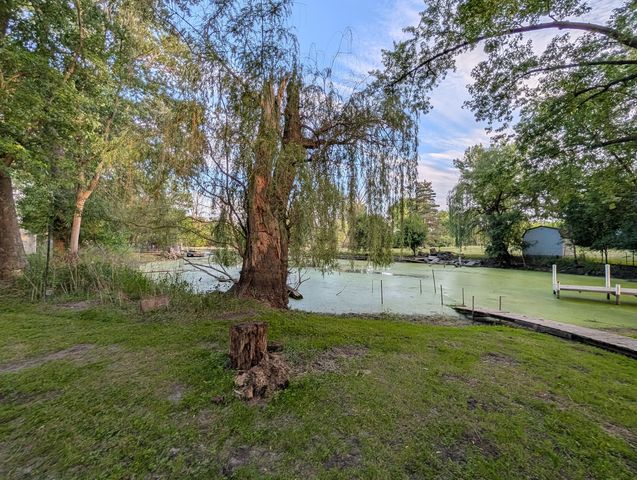521 S Circle Avenue, Port Barrington, IL 60010
