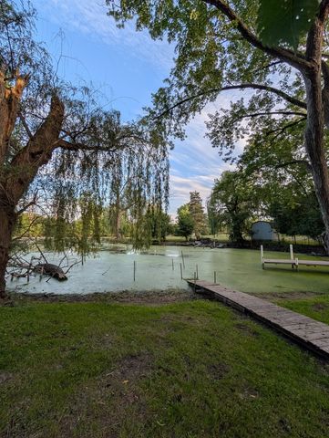 521 S Circle Avenue, Port Barrington, IL 60010