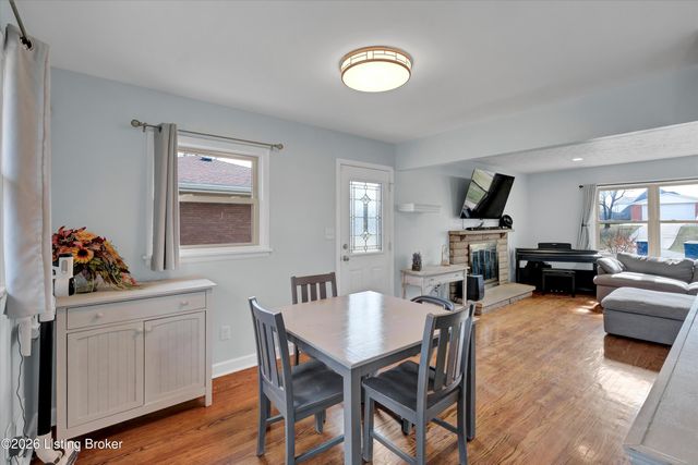 5917 Bay Pine Dr, Louisville, KY 40219