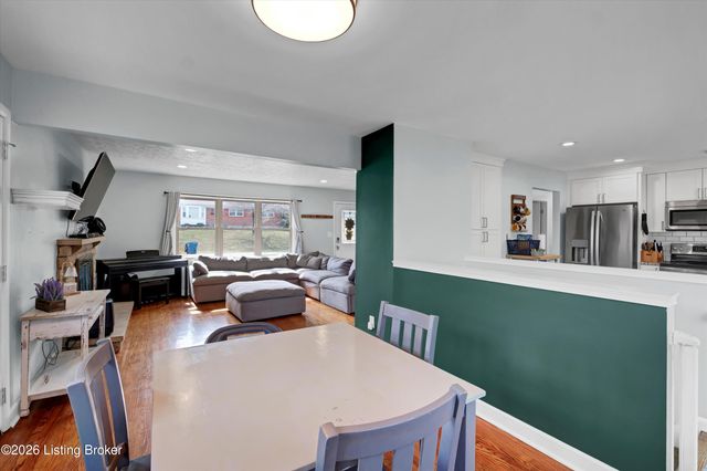 5917 Bay Pine Dr, Louisville, KY 40219