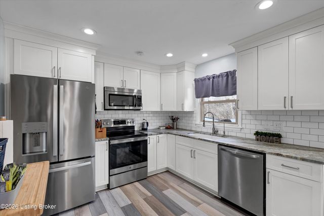 5917 Bay Pine Dr, Louisville, KY 40219