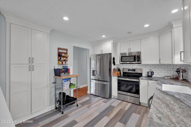 5917 Bay Pine Dr, Louisville, KY 40219