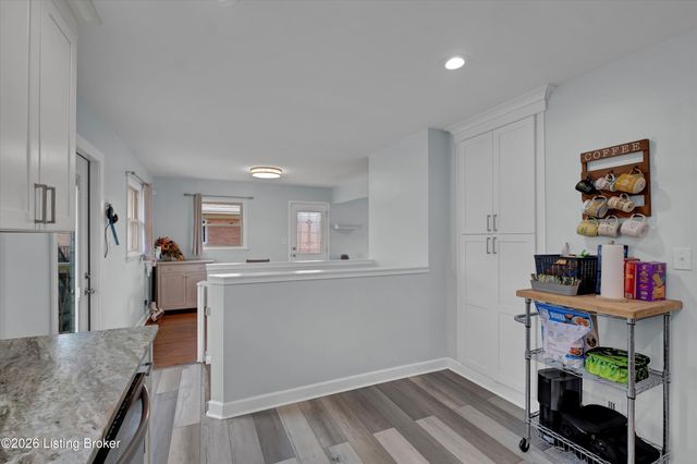 5917 Bay Pine Dr, Louisville, KY 40219