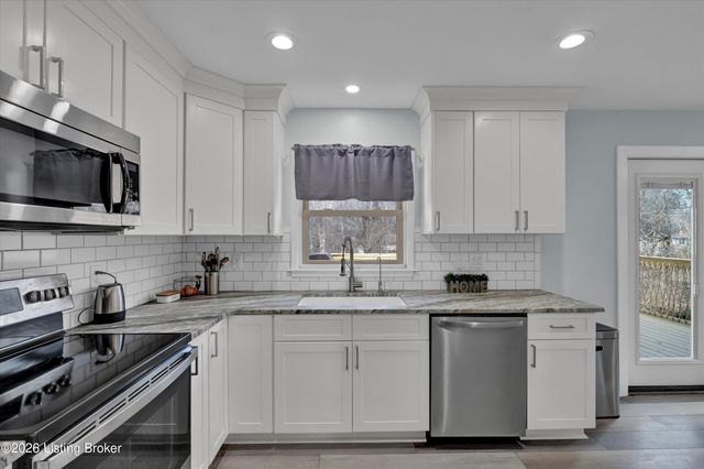 5917 Bay Pine Dr, Louisville, KY 40219