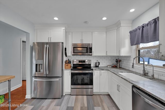 5917 Bay Pine Dr, Louisville, KY 40219