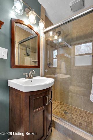 5917 Bay Pine Dr, Louisville, KY 40219