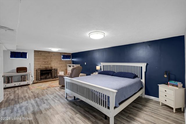 5917 Bay Pine Dr, Louisville, KY 40219