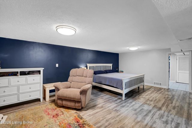 5917 Bay Pine Dr, Louisville, KY 40219