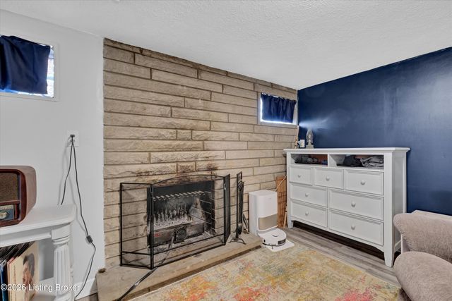 5917 Bay Pine Dr, Louisville, KY 40219