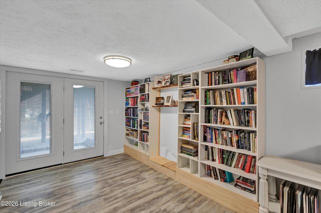 5917 Bay Pine Dr, Louisville, KY 40219