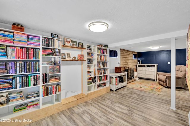 5917 Bay Pine Dr, Louisville, KY 40219