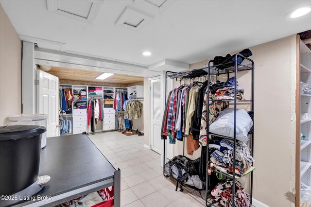 5917 Bay Pine Dr, Louisville, KY 40219