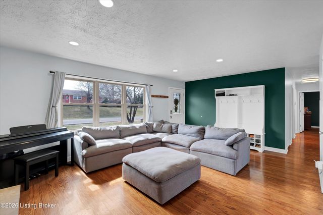 5917 Bay Pine Dr, Louisville, KY 40219