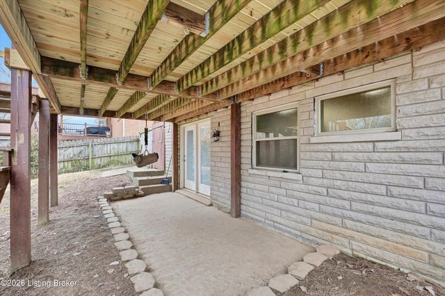 5917 Bay Pine Dr, Louisville, KY 40219