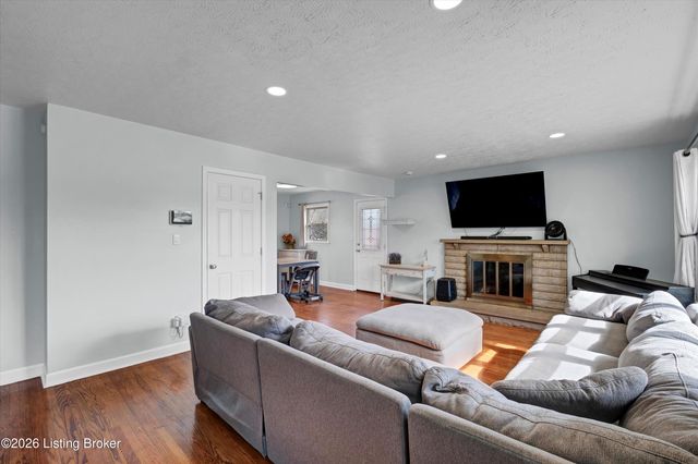 5917 Bay Pine Dr, Louisville, KY 40219