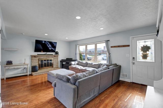 5917 Bay Pine Dr, Louisville, KY 40219