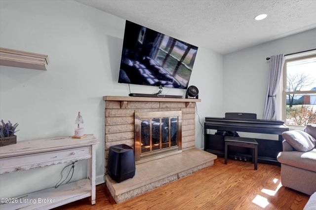 5917 Bay Pine Dr, Louisville, KY 40219