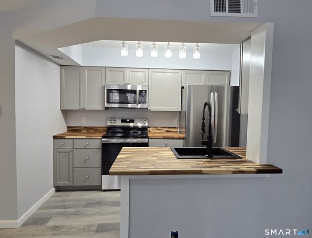 90 Crown Knoll Court APT 136, Groton, CT 06340