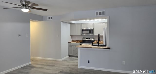 90 Crown Knoll Court APT 136, Groton, CT 06340