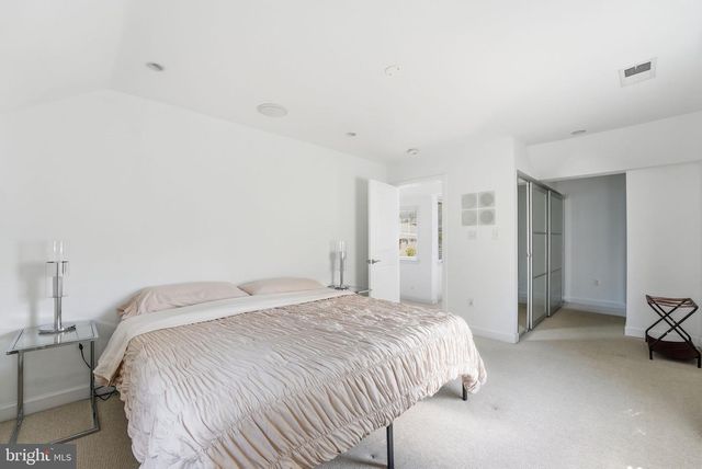 5300 WILSON BLVD, Arlington, VA 22205