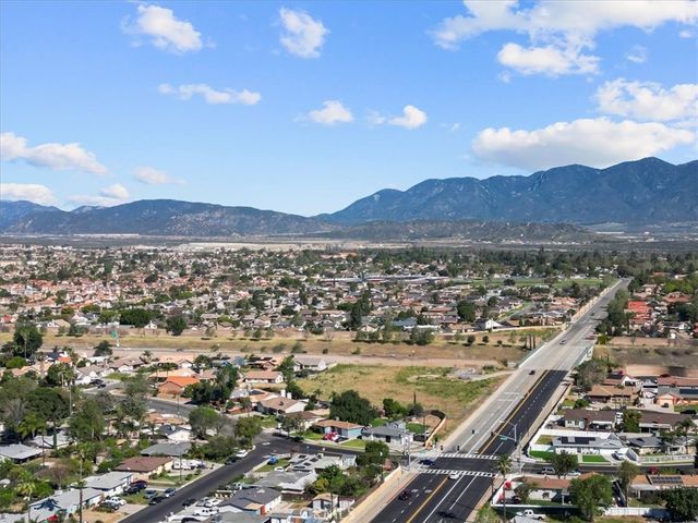 661 Woodhill, Rialto, CA 92376