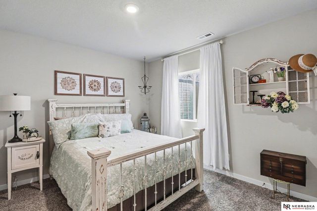 7906 N 95th Avenue, Omaha, NE 68122