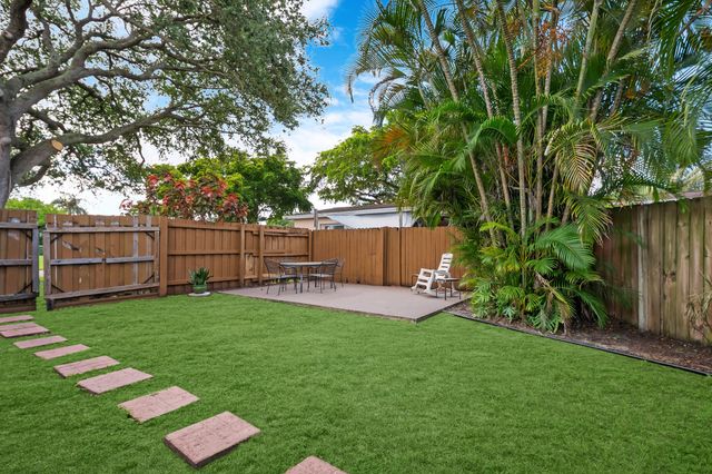 510 NW 93rd Terrace, Pembroke Pines, FL 33024