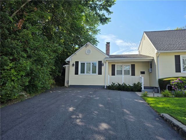 15 Royal Avenue 1st Fl Left, Cranston, RI 02920