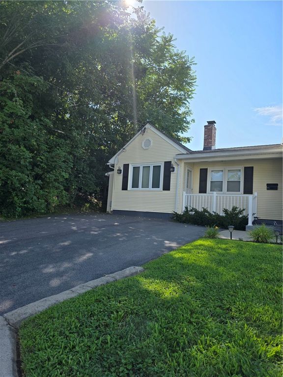 15 Royal Avenue 1st Fl Left, Cranston, RI 02920