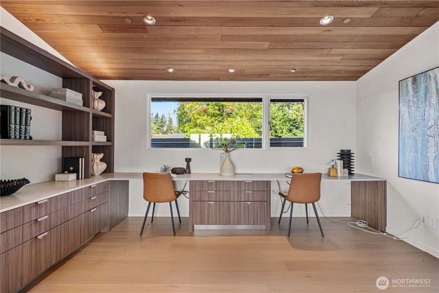 9135 NE 19th St, Clyde Hill, WA 98004