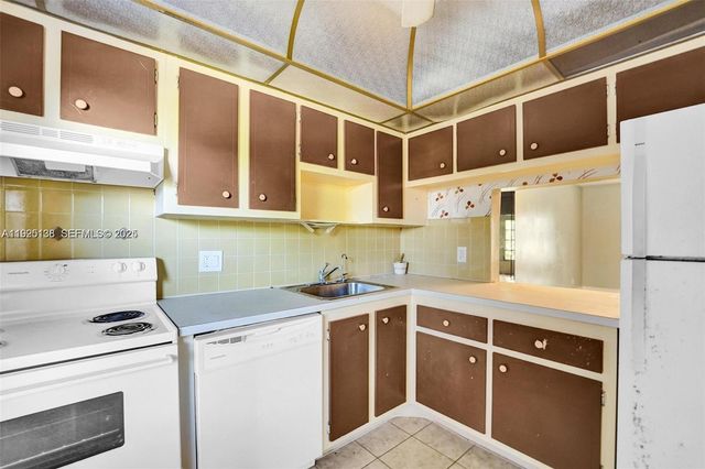 1030 Country Club Dr 405, Margate, FL 33063