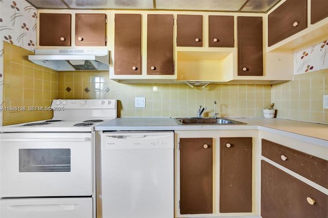 1030 Country Club Dr 405, Margate, FL 33063