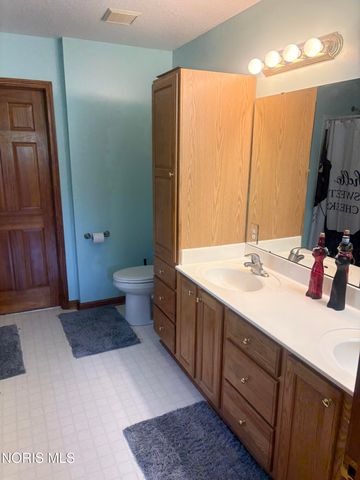 7710 Wellsbury Drive, Waterville, OH 43566
