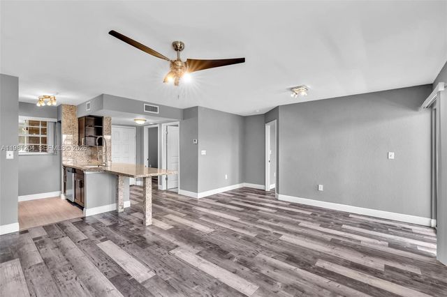 2871 N Oakland Forest Dr 204, Oakland Park, FL 33309