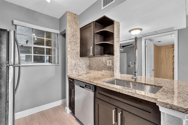 2871 N Oakland Forest Dr 204, Oakland Park, FL 33309