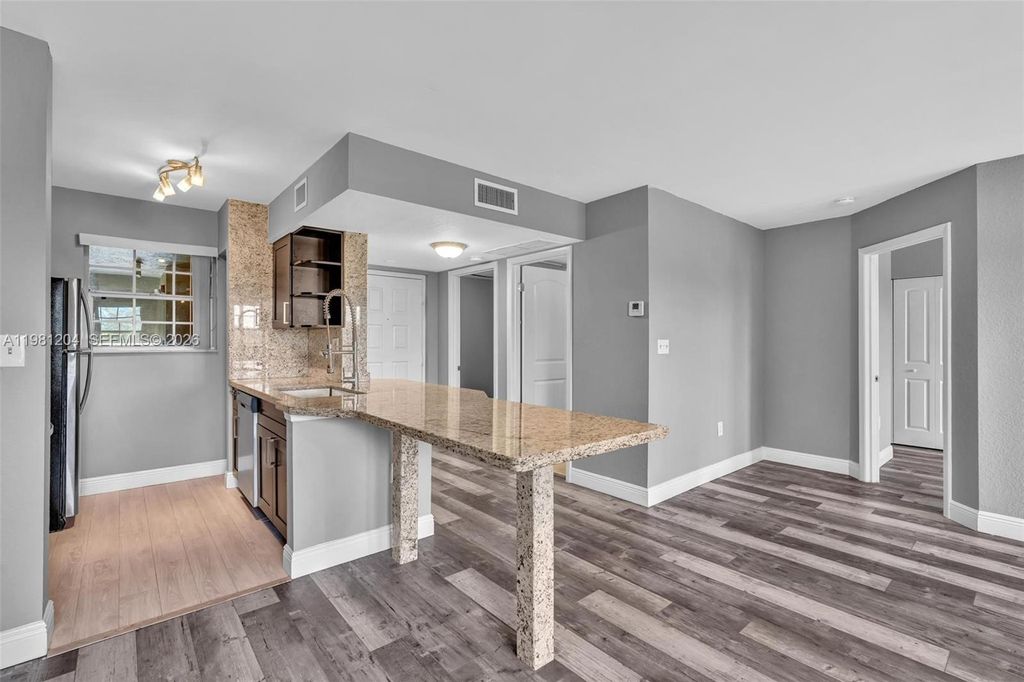 2871 N Oakland Forest Dr 204, Oakland Park, FL 33309