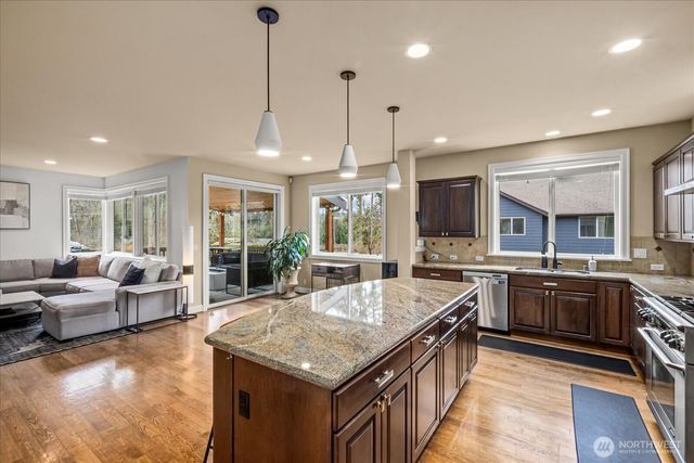 215 Ilwaco Place SE, Renton, WA 98059