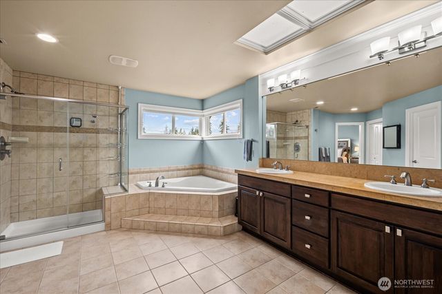 215 Ilwaco Place SE, Renton, WA 98059