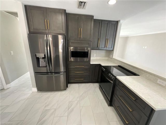 20620 Pine Tree LN, Estero, FL 33928